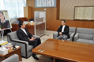 写真：串田さんと懇談する阿部知事
