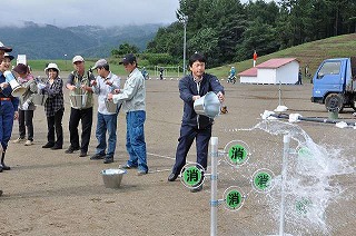 写真：初期消火訓練の様子