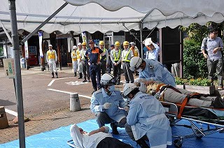 写真：飯山駅での乗客救護訓練を視察する知事