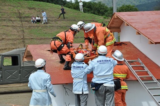 写真：倒壊家屋からの救助訓練の様子