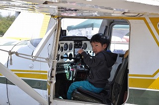 写真：小型飛行機の操縦席に座る子ども