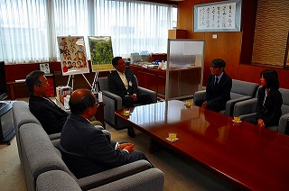 写真：脚本家の岡田さん、チーフ・プロデューサーの小松さんらとの懇談の様子