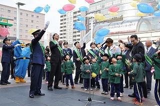 園児らが風船を空に放つ様子