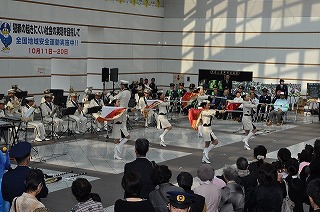 県警音楽隊の演奏の様子