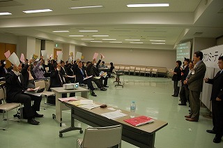 写真・色紙で意見を示す参加者