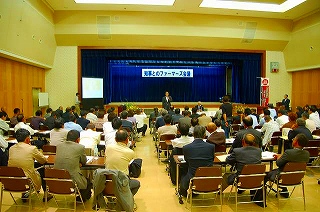 写真：100人の参加者を前にあいさつする阿部知事