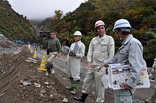 写真：砂防堰堤の工事現場を視察する様子