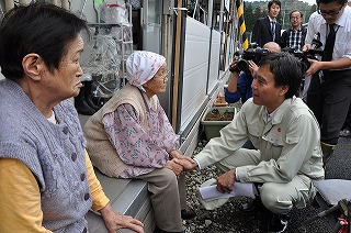 写真：栄村で被災者の意見を聞く阿部知事