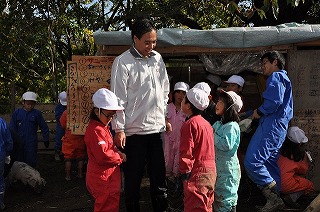 写真：総合学習に参加する知事