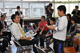 写真：発表を聞く知事