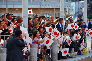 写真：歓迎に集まった皆さん