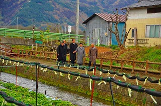 写真：ワサビ栽培地の視察の様子