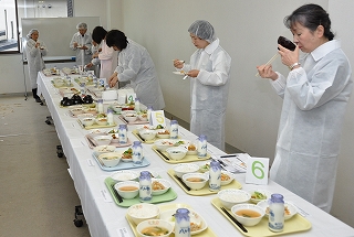 写真：食味等の審査の様子