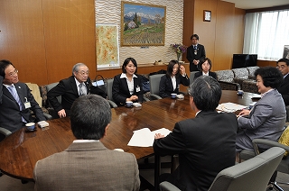 写真：海外へ派遣される皆さんを加藤副知事が激励