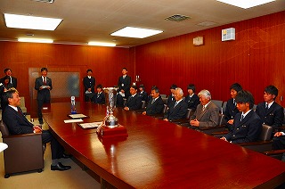 写真：選手を激励する阿部知事