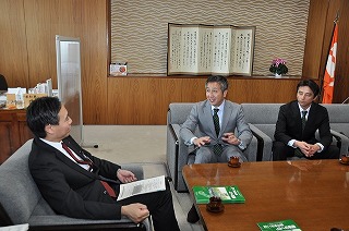 写真：松本山雅の大月社長と知事