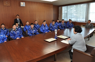 写真：部員を激励する加藤副知事