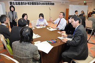 写真：グループ討議の様子