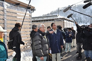 写真：栄村の応急仮設住宅視察の様子