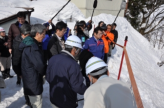 写真：中条橋を視察する様子