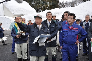 写真：仮設住宅を視察する様子