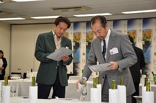 写真：ワイン、シードル部門の審査をする田崎氏