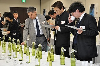 写真：日本酒、焼酎の審査の様子