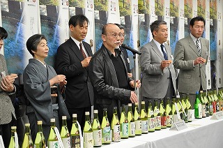 写真：お披露目会であいさつする玉村会長