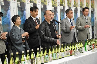 写真：お披露目会であいさつする玉村会長