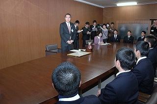 写真：野球部員を激励する阿部知事