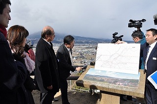 写真：特別委員会による現地視察の様子