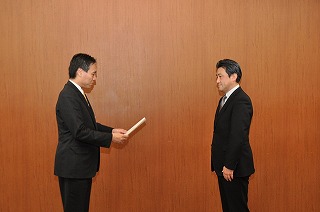 写真：認定通知書を交付する阿部知事