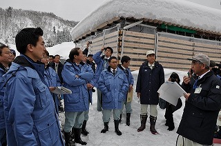 写真：仮設住宅建設予定地の視察の様子