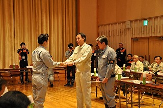 写真：栄村役場で要請書を渡す阿部知事