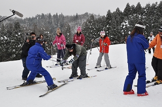 写真：スキーレッスンを受ける留学生