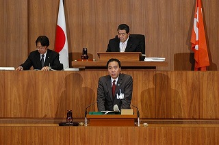 写真：議場で提案説明を行う阿部知事