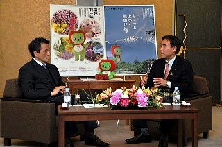 写真：知事と岡田副総理の懇談の様子