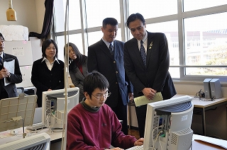 写真：授業を見学する阿部知事