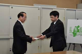 写真：JR東海に知事意見書を手渡す荒井環境部長（写真左）