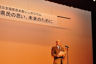 写真：あいさつをする県民本部の内山二郎運営委員長