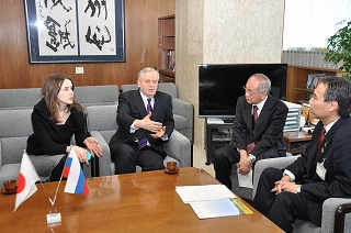 写真：知事と懇談をする駐日ロシア大使