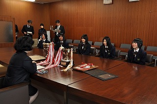 写真：高校生と加藤副知事が懇談