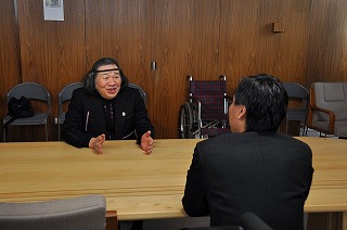 写真：知事と原田泰治さんの懇談の様子