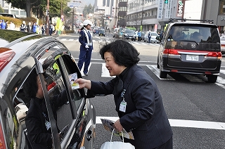 写真：安全運転を呼びかける加藤副知事