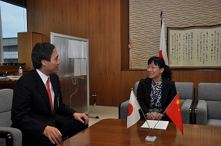 写真：知事と懇談する国際交流員