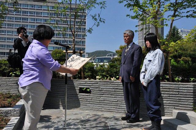 写真：加藤副知事から感謝状を贈呈