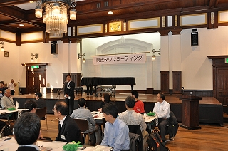 写真：松本市のタウンミーティングであいさつする知事