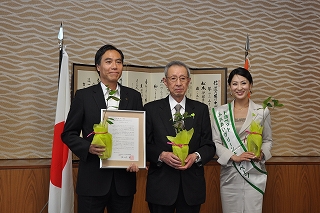 写真：苗木と目録贈呈の様子