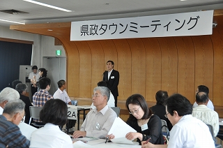 写真：飯田市のタウンミーティングであいさつする知事