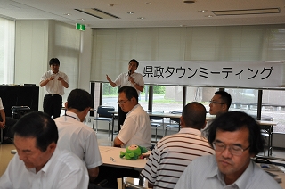 写真：上田市のタウンミーティングであいさつする知事